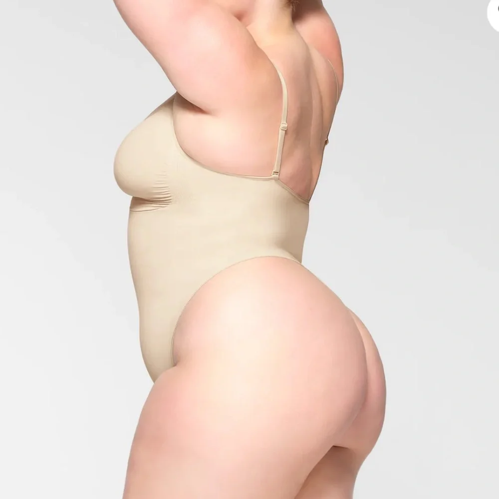 SKIMS / SEAMLESS SCULPT THONG BODYSUIT, Sand cream color. - Picture 4 of 6